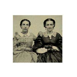 PLATE AMBROTYPE PHOTO OF 2 ATTRACTIVE YOUNG WOMEN  