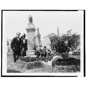  Bess and Harry Houdini at mothers grave 1910s