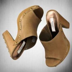 Simply Vera Wang Womens Tan Studded Platform Peep Toe Clogs Size 8.5