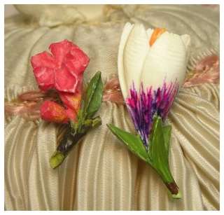 BEAUTIFUL VINTAGE 2 CARVED CROCUS & LILY FLOWER BROOCH PINS
