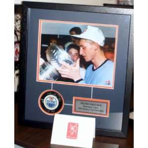  Wayne Gretzky Autographed Puck   (shadowbox framed 